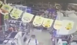 طفل ينجو بأعجوبة من حادث تصادم مؤكد