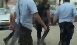 قوات الاحتلال تعتدي على شاب فلسطيني بدعوى أنه بصق في وجه شرطي إسرائيلي .