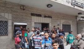 #شاهد موظفو #السلطة يغلقون بنك #فلسطين احتجاجاً على عدم صرف رواتبهم