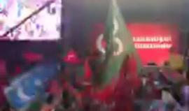 #بث_مباشر: تواصل احتفالات الأتراك بإفشال الانقلاب العسكري في ميدان تقسيم باسطنبول 
تصوير: محمد البانياسي