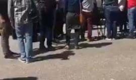 #شاهد وقفة احتجاجية لأهالي المعتقلين السياسيين في سجون السلطة وسط مدينة رام الله للمطالبة بالإفراج عنهم .