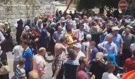 #شاهد | المقدسيون يؤدون صلاة الظهر امام باب الاسباط ويواصلون الاحتفال فرحا بانتصارهم على إجراءات الاحتلال في المسجد الأقصى . 
تصوير حنين جابر 
#القدس_تنتصر