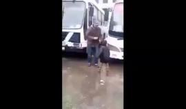 رجل يصفع طفلاً مهاجراً من أفريقيا جنوب الصحراء في إحدى محطات الحافلات..

وتقارير إعلامية جزائرية تشير إلى أن الواقعة حدثت في ولاية عنابة بالجزائر