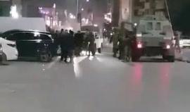 نابلس: لحظة تسليم أجهزة السلطة لجنود من وحدة الدوفدوفان الخاصة باغتيال المقاومين لقوات الاحتلال