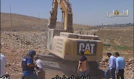 فلسطينيون يتصدون لجرافات الاحتلال في قرية دير قديس شمال غرب رام الله