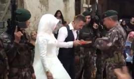 #شاهد
عناصر في القوات الخاصة التركية يشاركوا في زفاف زميلهم، وهذه كانت هديتهم له