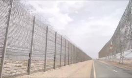 #فيديو جيش الاحتلال ينشر فيديو لانشاء السياج الأمني لحماية مطار "رامون" الدولي الجديد، الواقع في وادي تمناع، القريب جدا من العقبة والحدود الأردنية