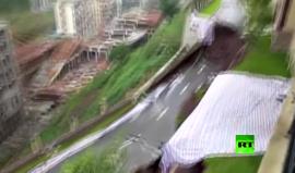 مشهد مرعب لانهيار شارع بالكامل تحت مجمع سكني في الصين