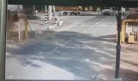 #شاهد الاحتلال ينشر فيديو التقطته كاميرات مراقبة للشبان الفلسطينيين الثلاثة الذين تسللوا صباح اليوم من قطاع غزة للداخل المحتل ووصولهم قرب قاعدة عسكرية للجنود