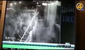 #شاهد لحظة استهداف شبان لمنزل يستولي عليه مستوطنين في منطقة الطور في القدس المحتلة.