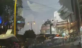 مشاهد تظهر تعرض حافلة إسرائيلية لإطلاق نار من قبل منفذ العملية "الفلسطيني" شرقي تل أبيب قبل قليل