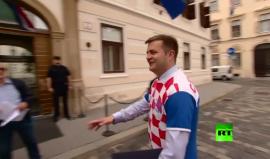 #شاهد.. أعضاء الحكومة الكرواتية يرتدون زي منتخب بلادهم لكرة القدم خلال دورة عملهم اليوم، وذلك احتفالا بالفوز على المنتخب الإنجليزي وتأهل منتخب بلادهم لنهائي كأس العالم الجاري حاليا في روسيا.