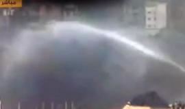 #فيديو الاحتلال يستخدم مضخات المياه في محاولة لاطفاء اطارات الكوشوك المشتعلة على حدود غزة