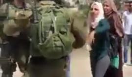 #شاهد فتاة فلسطينية تحاول تحرير أحد الشبان من يد جنود الاحتلال شمال الخليل