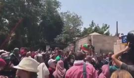 أهالي القدس يواصلون الاحتفال بتراجع الاحتلال وعودة الأوضاع في المسجد الأقصى إلى ما كانت عليه قبل الـ 14 من تموز
#القدس_تنتصر