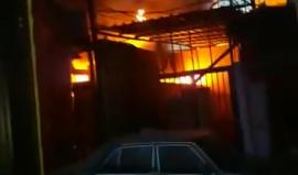#شاهد انفجار مولد كهرباء في مخيم عين الحلوة بلبنان إثر استمرار الاشتباكات بين عناصر من فتح ومسلحين
