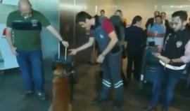 #فيديو تركيا ترد على النمسا بالمثل.. تفتيش المسافرين بكلاب بوليسية

ردت تركيا، أمس على قيام الجمارك النمساوية، بتفتيش ركاب الخطوط التركية في مطار فيينا الدولي، بكلاب بوليسية، بالمثل.

وقامت السلطات التركية بتفتيش المسافرين النمساويين، في مطار أتاتورك الدو