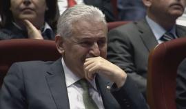 رئيس الوزراء التركي بن علي يلدرم يبكي أثناء إلقاء الطفلة السورية شيماء لشعر أمامه في أنقرة اليوم