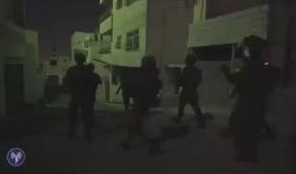 فيديو من حملة الاعتقالات الواسعة التي نفذها جيش الاحتلال بالضفة الغربية فجر اليوم واعتقل خلالها 24 مواطنًا فلسطينيًا