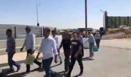 #شاهد توافد المصلين عبر حاجز قلنديا شمال القدس المحتلة لأداء صلاة الجمعة في المسجد الاقصى.