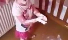 #شاهد بريطانية تركت طفليها بالغرفة لمدة دقيقة.. فماذا فعلا؟!