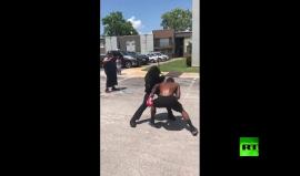 شرطي أمريكي يستعرض مهاراته في الملاكمة!

المصدر: روسيا اليوم