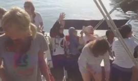 #شاهد .. لحظة انطلاق سفينة #زيتونة من ميناء اجاكسيو في جزيرة كورسيكا الفرنسية تجاه جزيرة صقلية محطتها الأخير قبل وصولها إلى غزة #غزة وعلى متنها 15 من الناشطات والشخصيات النسوية التي تعتزم كسر الحصار البحري على قطاع غزة .