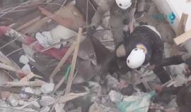 لحظة انتشال طفل من تحت الأنقاض في بلدة أريحا بريف إدلب صباح اليوم