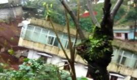 مشهد مخيف .. 

#شاهد ماذا فعلت انهيارات التربة في ولاية كيرالا الهندية