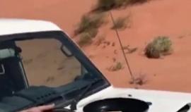 شرطي استرالي يطهو طعامه على سيارته نتيجة موجة حر شديدة تضرب مناطق في البلاد وسبب حرائق في الغابات