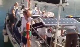 #شاهد| "الحرية لغزة" هتاف المتضامنين العرب والاجانب على متن سفينة "الزيتونة" المتجهة لكسر الحصار عن قطاع غزة.