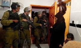 الاحتلال يعتدي على أفراد عائلة بالضرب ويعتقل 3 مواطنين في الخليل