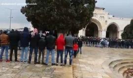 #فيديو الآلاف يؤدون صلاة الجمعة في المسجد الاقصى المبارك 

 تصوير: محمد قاروط ادكيدك