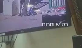 #شاهد اصابة عامل فلسطيني بعد اغلاق احد حراس مستوطنة "عطيروت" شرقي القدس البوابة الحديدية على جسده