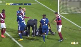 #شاهد إصابة حارس المرمى الفرنسي أنتوني لوبيز جراء انفجار ألعاب نارية بجواره