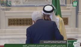 #شاهد | العاهل السعودي يستدعي عباس ويهمس في أذنه خلال استقبال المشاركين في القمة العربية الإسلامية الأمريكية في الرياض .