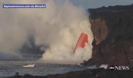 لقطات مرعبة لتدفق "الحمم البركانية" إلى مياه المحيط الهادئ