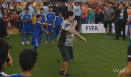 #ِشاهد طفل إماراتي يتسبب بموقف محرج للنجم الأرجنتيني السابق "مارادونا"