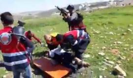 #فيديو اصابات واعتداء على طواقم الاسعاف خلال مواجهات عند المدخل الشمالي لمدينة البيرة في الضفة الغربية