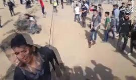 #فيديو شبان يتمكنون من سحب "السياج الشائك" الذي وضعه الاحتلال على حدود خانيونس