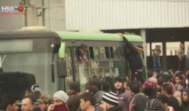 لحظة خروج الثوار والمدنيين من حي الوعر المحاصر بحمص إلى ريف حلب