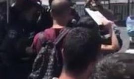 مناوشات بين المصلين وقوات الاحتلال في حي واد الجوز بالقدس المحتلة بعد منعهم الوصول للمسجد الاقصى.
تصوير: فراس شماسنة