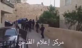 #شاهد | قوات الاحتلال تعتقل شقيقين ووالدهما عقب مداهمة منزلهم في قرية العيساوية بالقدس المحتلة.