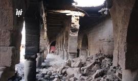 #شاهد | #سوريا : مشاهد لإحتراق المسجد العمري في درعا البلد بعد قصفه ببراميل تحوي مادة النابالم الحارق .