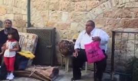 #شاهد قوات الاحتلال تُجبر المقدسي مازن قريش على إخلاه منزله، في حارة السعدية بالقدس صباح اليوم