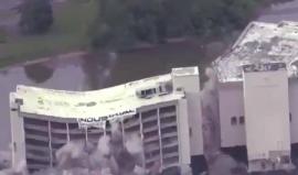 ما يستغرق بناؤه أعواماً يهدم بثوانٍ.. لحظة هدم فندق "بارك بلايس" أحد أكبر فنادق ولاية كنساس الأميركية والذي شُيد عام 1978