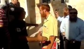 #شاهد المتطرف الصهيوني يهودا غليك يقتحم الأقصى برفقة مجموعة من المستوطنين بحماية أمنية .. والمرابطون يتصدون لهم