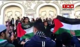 مسيرة حاشدة في تونس ضد قرار ترامب ونصرة للمسجد الأقصى المبارك.
#جمعة_النفير
#القدس_عاصمه_فلسطين_الابديه