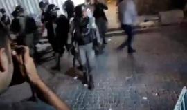 #شاهد
اعتداء قوات الاحتلال على المصلين في باب الأسباط بالقدس المحتلة
تصوير سعيد القواسمي 
#اغضب_للأقصى
#البوابات_لأ