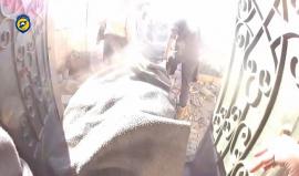 #حمص.. لحظة وصول عناصر الدفاع المدني لمكان سقوط الصواريخ الفراغية التي استهدف بها الطيران الحربي